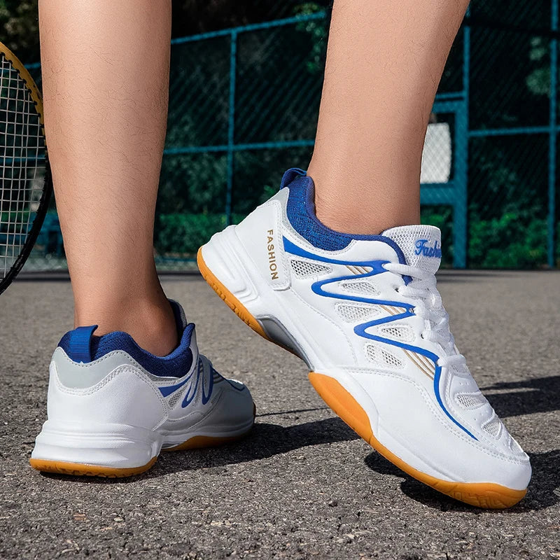Neue Sportschuhe für Männer und Frauen, niedrig geschnittene, stoßfeste Tischtennisschuhe mit dicker Sohle und Schnürung sowie Badmintonschuhe