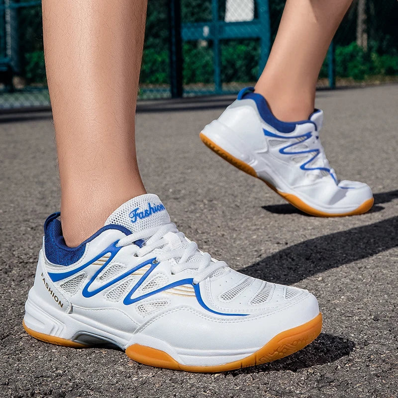 Neue Sportschuhe für Männer und Frauen, niedrig geschnittene, stoßfeste Tischtennisschuhe mit dicker Sohle und Schnürung sowie Badmintonschuhe