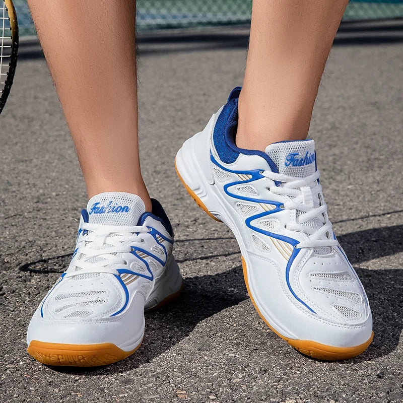 Neue Sportschuhe für Männer und Frauen, niedrig geschnittene, stoßfeste Tischtennisschuhe mit dicker Sohle und Schnürung sowie Badmintonschuhe